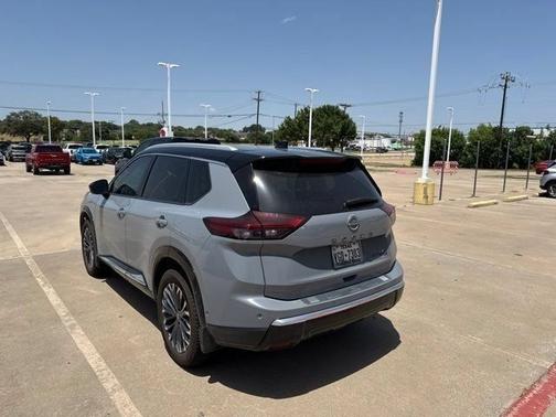 Boulder Gray Pearl/Super Black 2024 Nissan Rogue Platinum