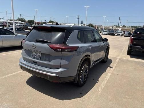 Boulder Gray Pearl/Super Black 2024 Nissan Rogue Platinum