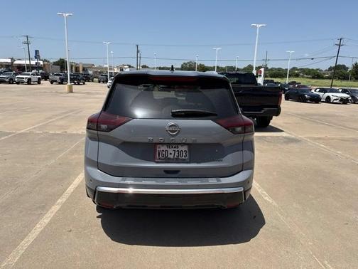 Boulder Gray Pearl/Super Black 2024 Nissan Rogue Platinum