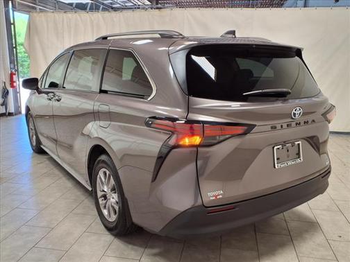2022 Toyota Sienna LE