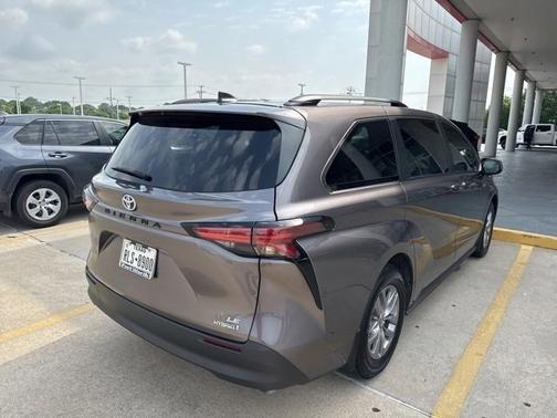 2022 Toyota Sienna LE