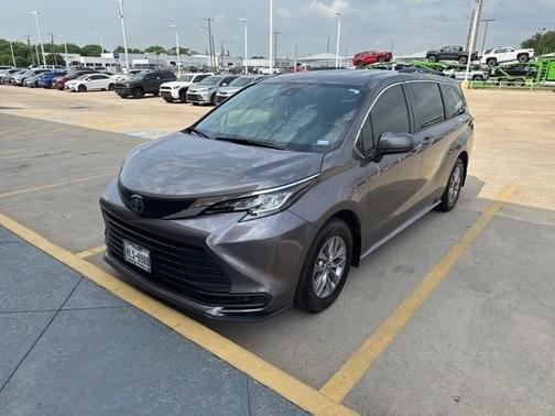 2022 Toyota Sienna LE