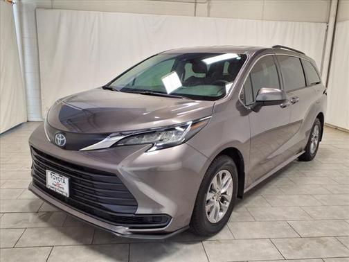 2022 Toyota Sienna LE