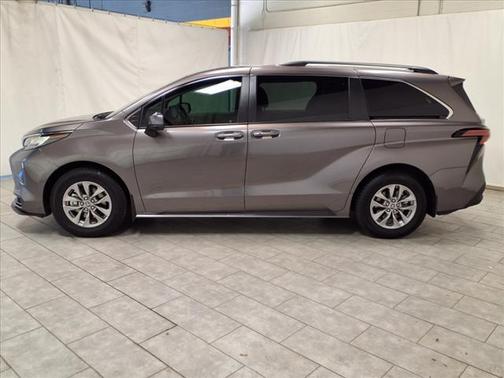 2022 Toyota Sienna LE