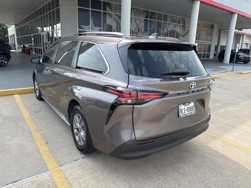 2022 Toyota Sienna LE