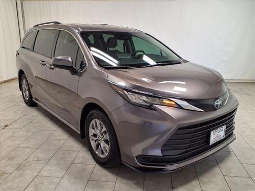 2022 Toyota Sienna LE