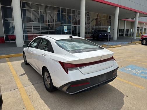 2024 Hyundai ELANTRA SE