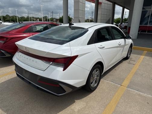 2024 Hyundai ELANTRA SE