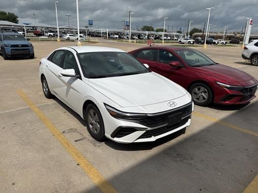 2024 Hyundai ELANTRA SE