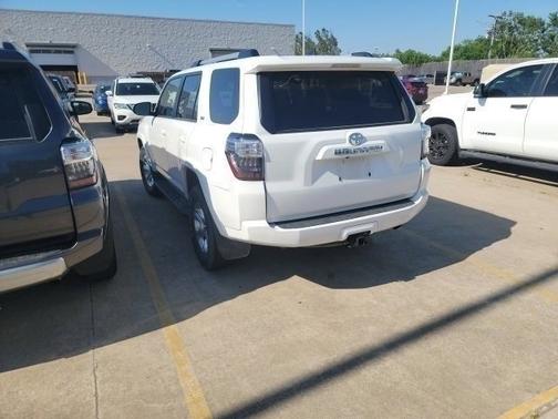 Photo 3 of 6 of 2020 Toyota 4Runner SR5