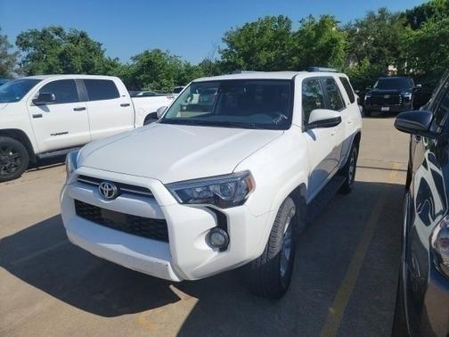Photo 2 of 6 of 2020 Toyota 4Runner SR5