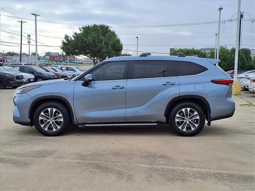 Moon Dust 2023 Toyota Highlander XLE