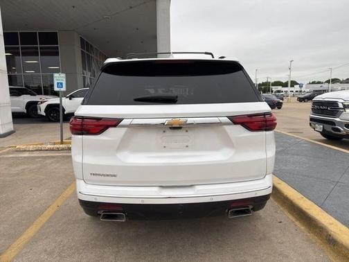 Iridescent Pearl Tricoat 2023 Chevrolet Traverse High Country
