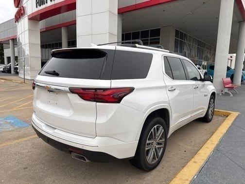 Iridescent Pearl Tricoat 2023 Chevrolet Traverse High Country