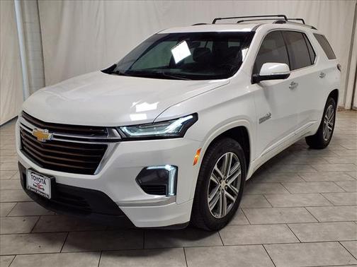 Iridescent Pearl Tricoat 2023 Chevrolet Traverse High Country