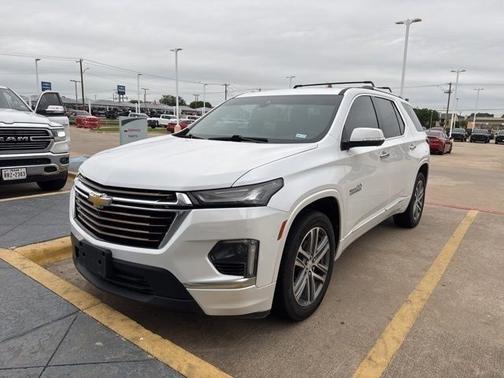 Iridescent Pearl Tricoat 2023 Chevrolet Traverse High Country