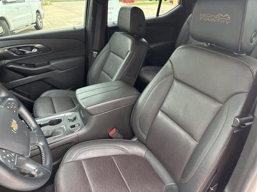Iridescent Pearl Tricoat 2023 Chevrolet Traverse High Country