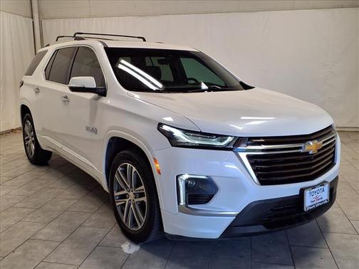 Iridescent Pearl Tricoat 2023 Chevrolet Traverse High Country
