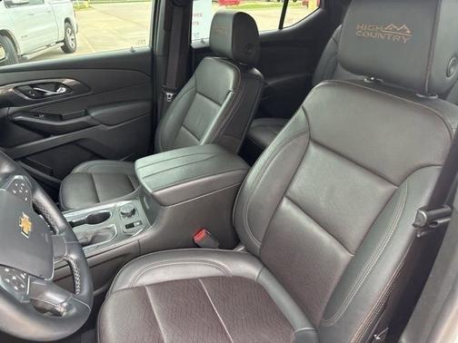 Iridescent Pearl Tricoat 2023 Chevrolet Traverse High Country
