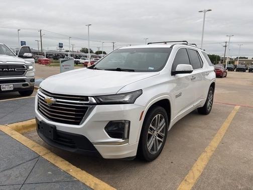 Iridescent Pearl Tricoat 2023 Chevrolet Traverse High Country