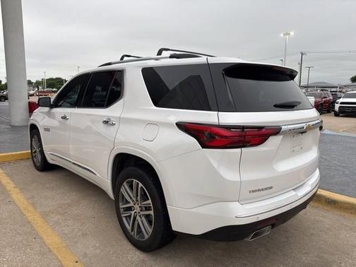 Iridescent Pearl Tricoat 2023 Chevrolet Traverse High Country