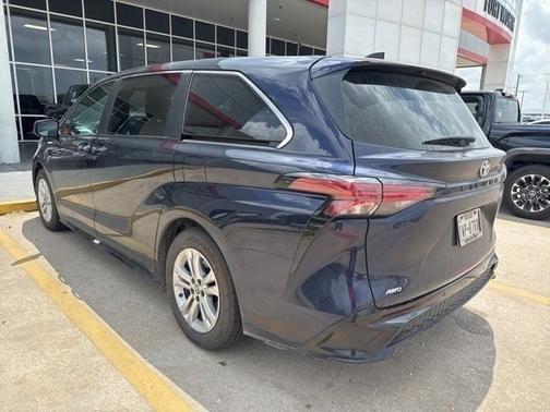 2022 Toyota Sienna XSE 7 Passenger