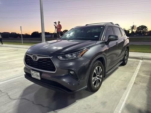 Magnetic Gray Metallic 2020 Toyota Highlander XLE