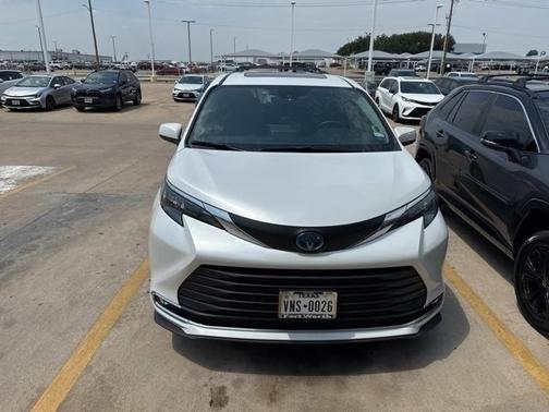 2024 Toyota Sienna XLE 8 Passenger
