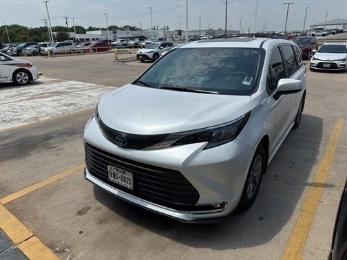 2024 Toyota Sienna XLE 8 Passenger