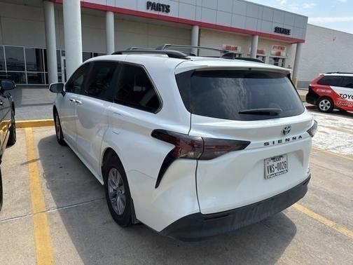 2024 Toyota Sienna XLE 8 Passenger