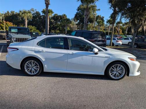 2020 Toyota Camry Hybrid XLE
