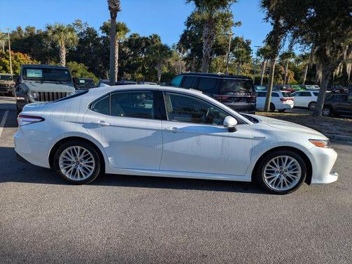 2020 Toyota Camry Hybrid XLE