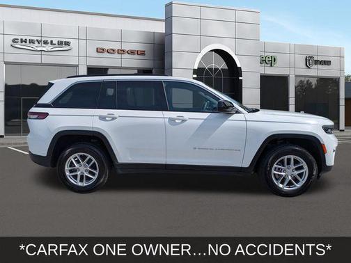 Bright White Clearcoat 2024 Jeep Grand Cherokee Laredo