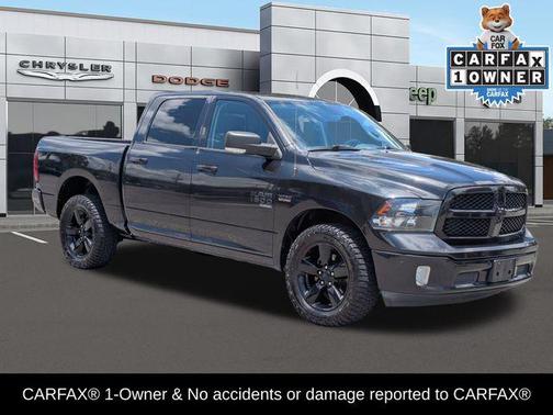 Brilliant Black Crystal Pearlcoat 2019 RAM 1500 Big Horn