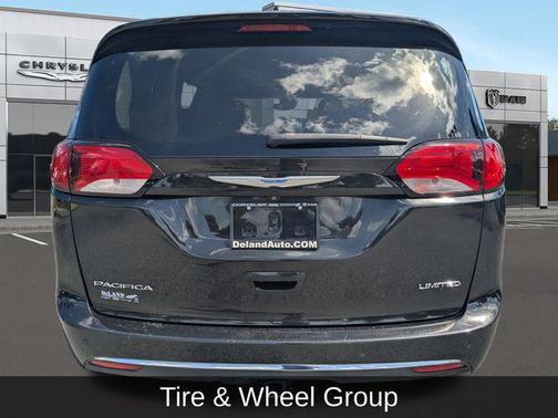 Brilliant Black Crystal Pearlcoat 2018 Chrysler Pacifica Limited