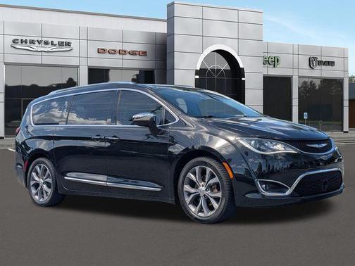 Brilliant Black Crystal Pearlcoat 2018 Chrysler Pacifica Limited
