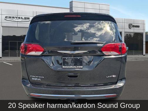 Brilliant Black Crystal Pearlcoat 2018 Chrysler Pacifica Limited