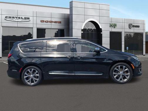 Brilliant Black Crystal Pearlcoat 2018 Chrysler Pacifica Limited