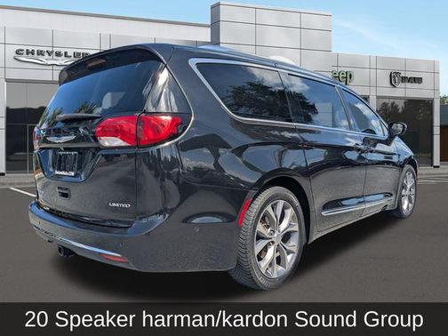 Brilliant Black Crystal Pearlcoat 2018 Chrysler Pacifica Limited