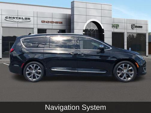 Brilliant Black Crystal Pearlcoat 2018 Chrysler Pacifica Limited