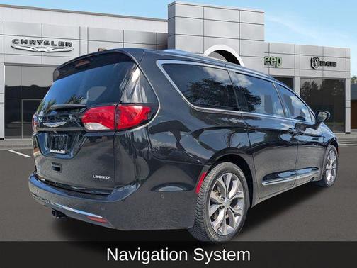 Brilliant Black Crystal Pearlcoat 2018 Chrysler Pacifica Limited