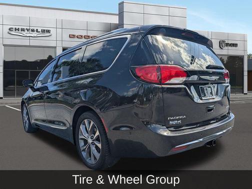 Brilliant Black Crystal Pearlcoat 2018 Chrysler Pacifica Limited