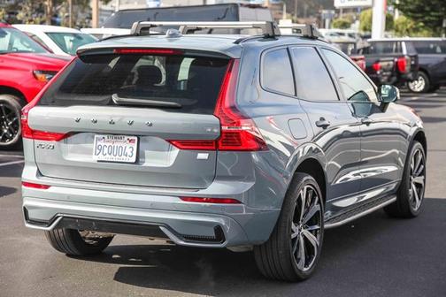 2023 Volvo XC60 Recharge Plug-In Hybrid T8 Ultimate Dark Theme