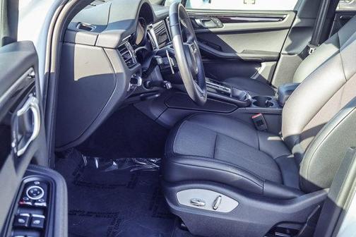 2023 Porsche Macan Base