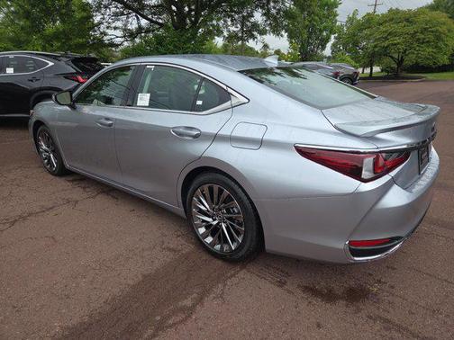 2025 Lexus ES 300h Luxury