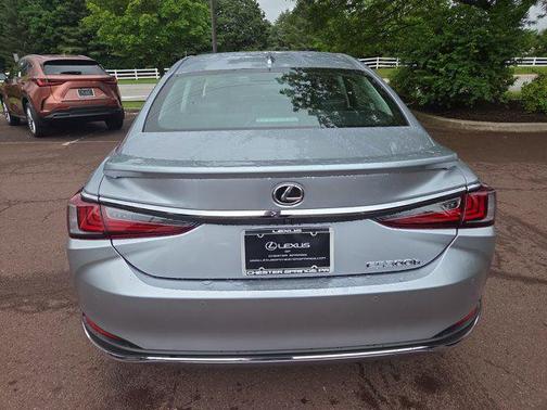 2025 Lexus ES 300h Luxury