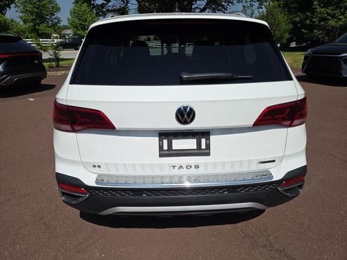 Pure White 2022 Volkswagen Taos 1.5T SE