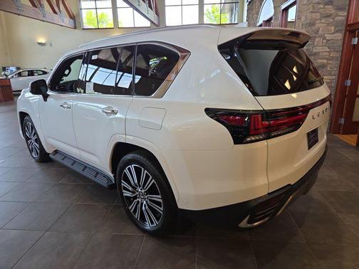 2025 Lexus LX 700h Luxury