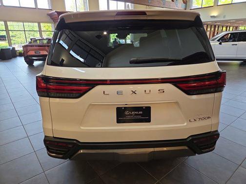 2025 Lexus LX 700h Luxury