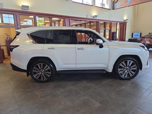 2025 Lexus LX 700h Luxury